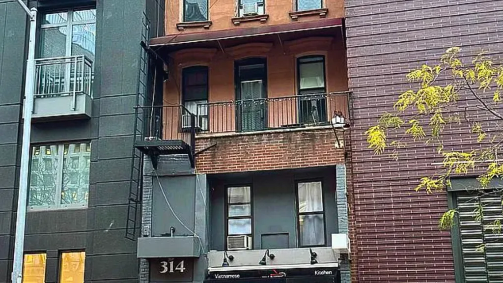 314 W 52 St